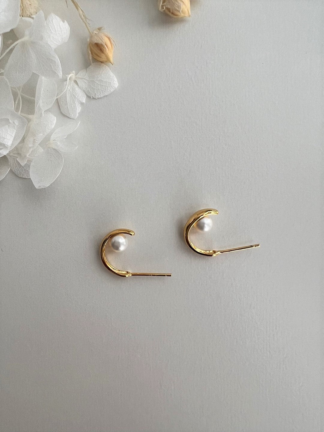 Ahe Half Hoop Pearl Chic Earrings