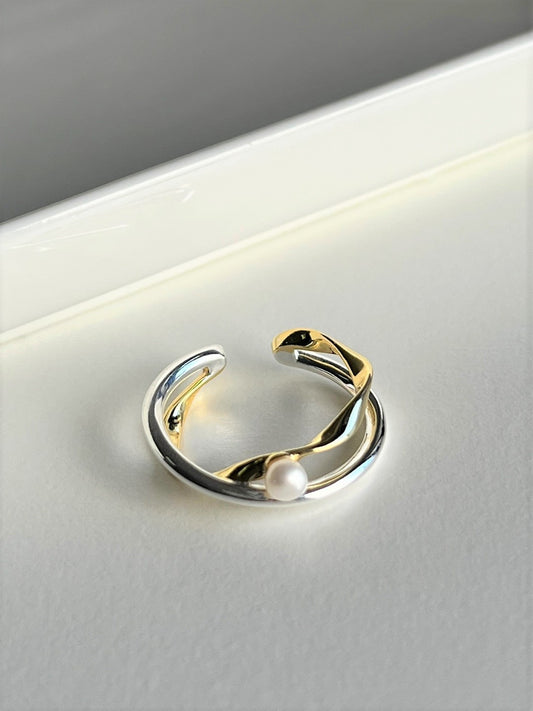 Sifnos Two Tone Pearl Point Silver Ring