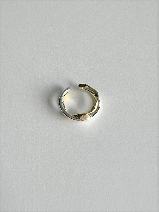Sifnos Two Tone Pearl Point Silver Ring