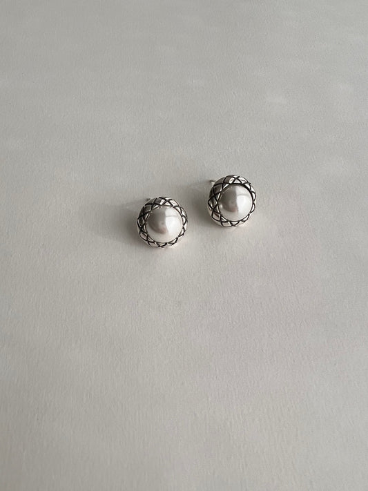 Coco Vintage Look Pearl Studs