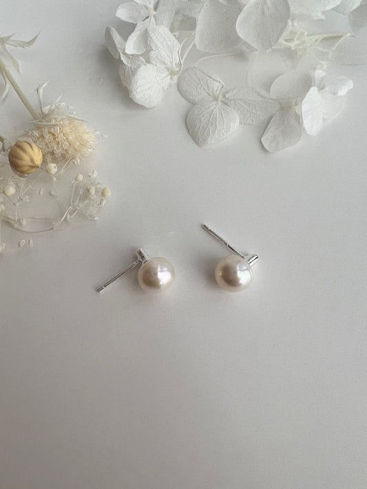 Lily Simple Pearl Studs