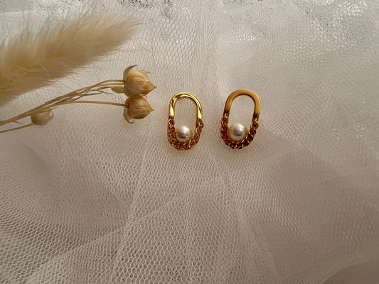 Ahe Soft Chain Chic Studs