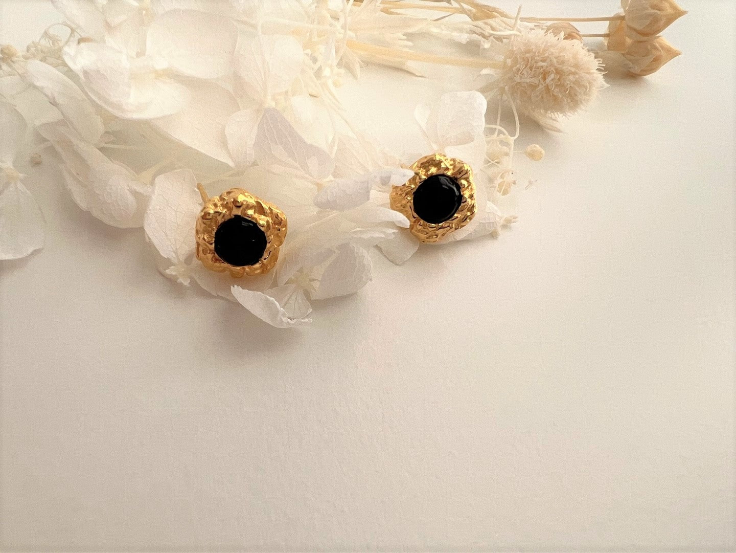 Ahe Vintage Black Gold Chic Studs