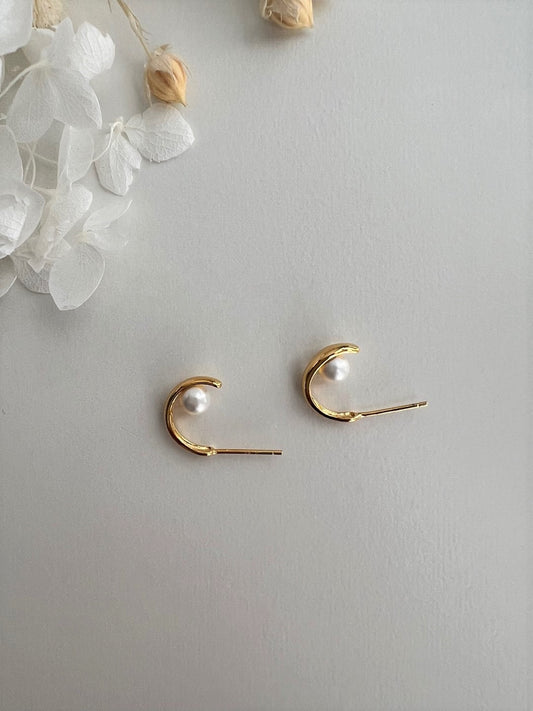 Ahe Half Hoop Pearl Chic Earrings