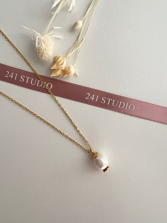 Sisi Single Pearl Gold Necklace