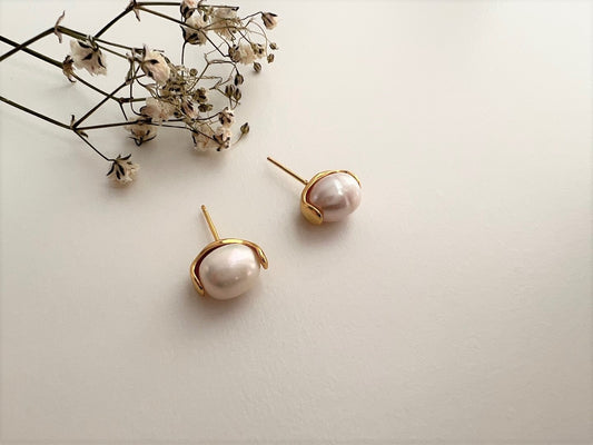 Sisi Single Pearl Gold Studs